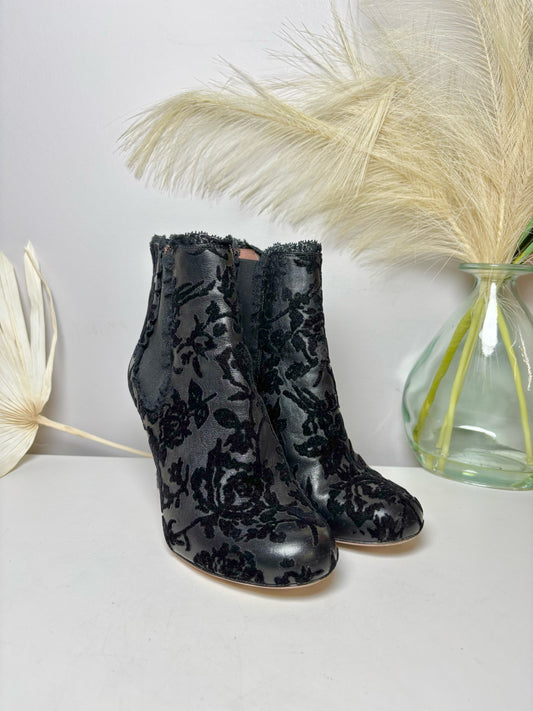 W Shoe Size 6 Valentino RED Black Velvet Cowhide Boots