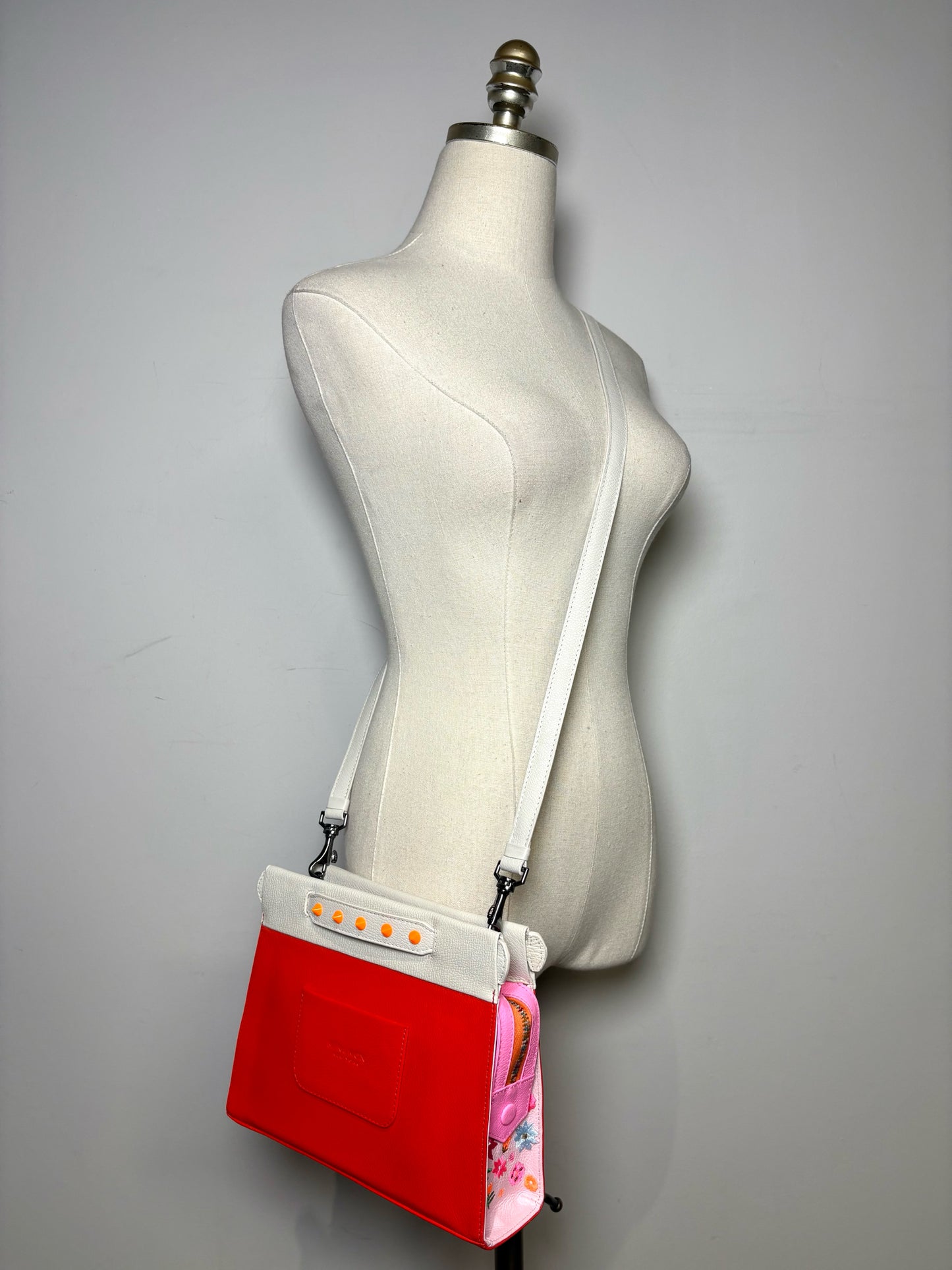 Women's Min & Mon Vali Embroidery Flowers Pre-owned, NWT Red, Pink Leather Bag
