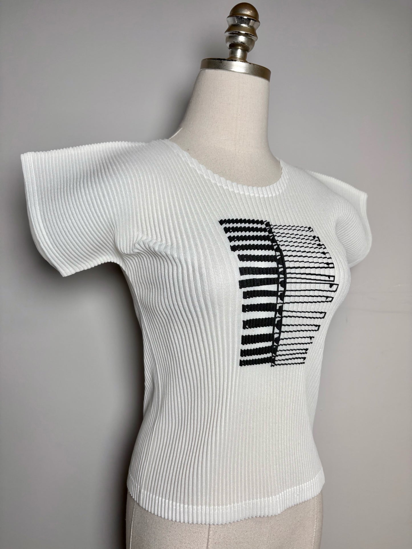 Women Size F (Free/One Size) Issey Miyake White Graphic Print Pleats Top