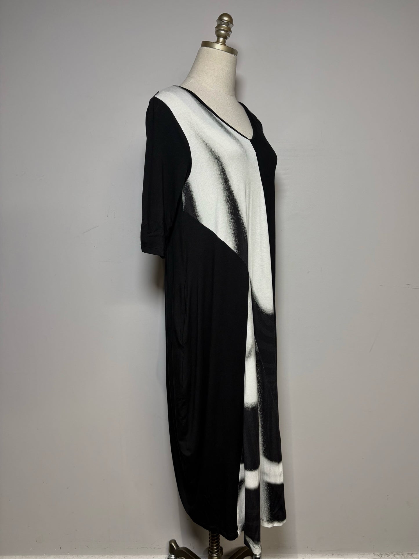 Women Size XS Ozai N Ku Black & White Viscose & Elastane NWT Pre-Owned Cocoon Midi Dress