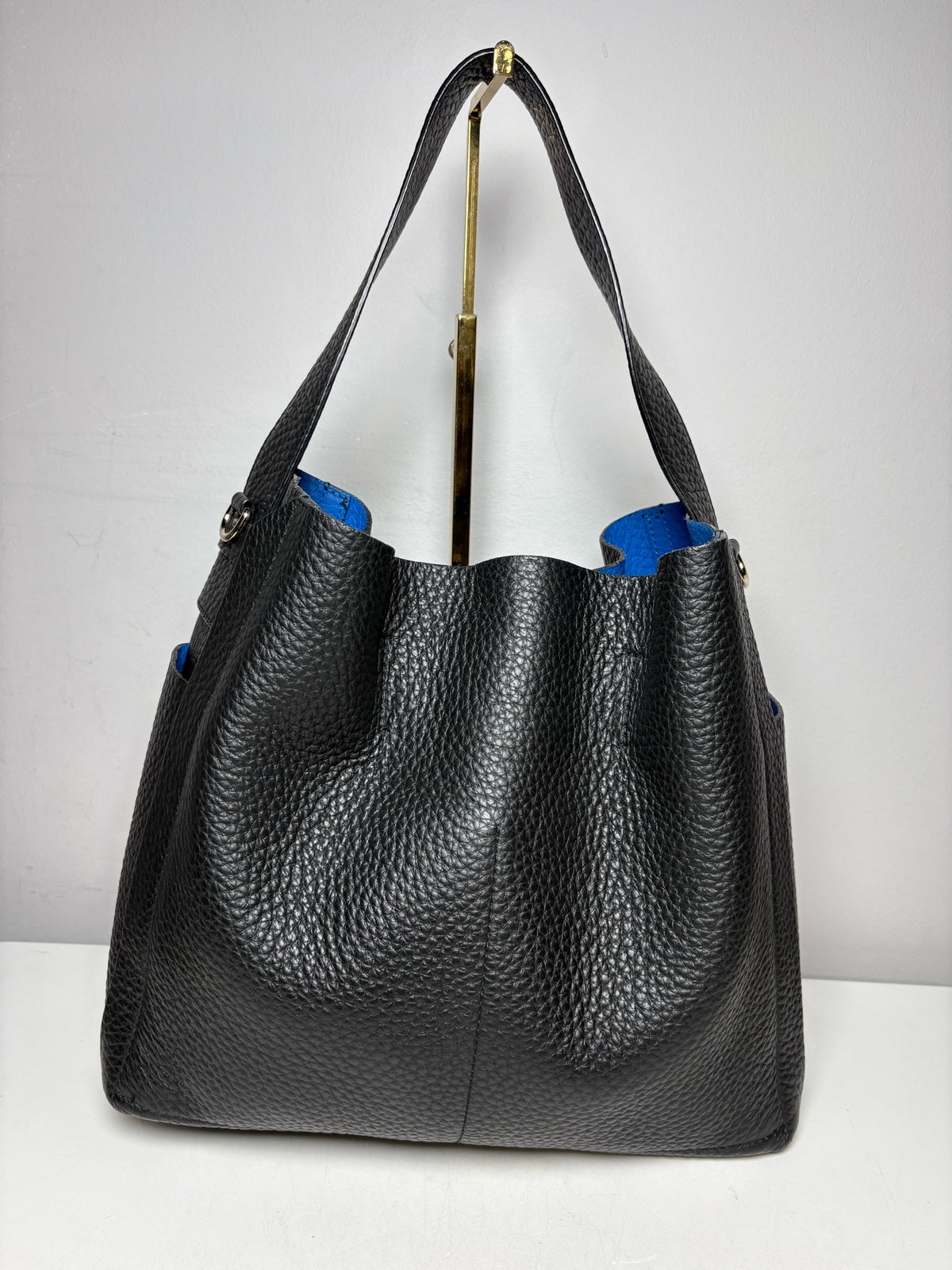 Women's Furla Capriccio Medium Black Pebbled Leather Pre-Owned Shoulder Crossbody Bag