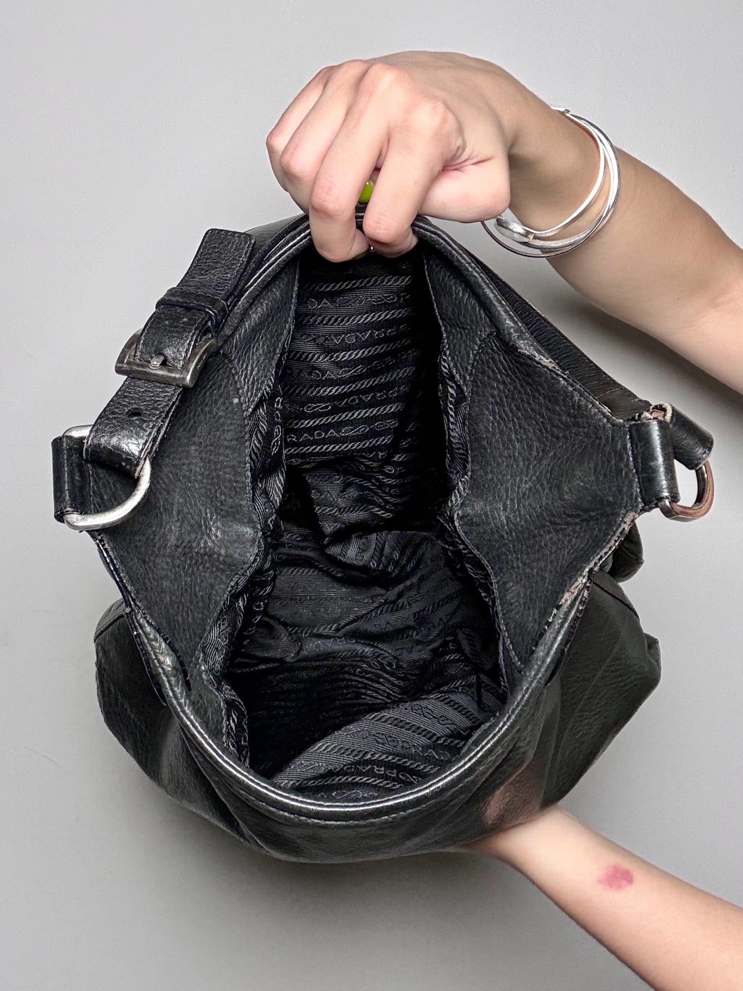 Prada Solid Vintage Leather Pre-owned Black Medium Purse