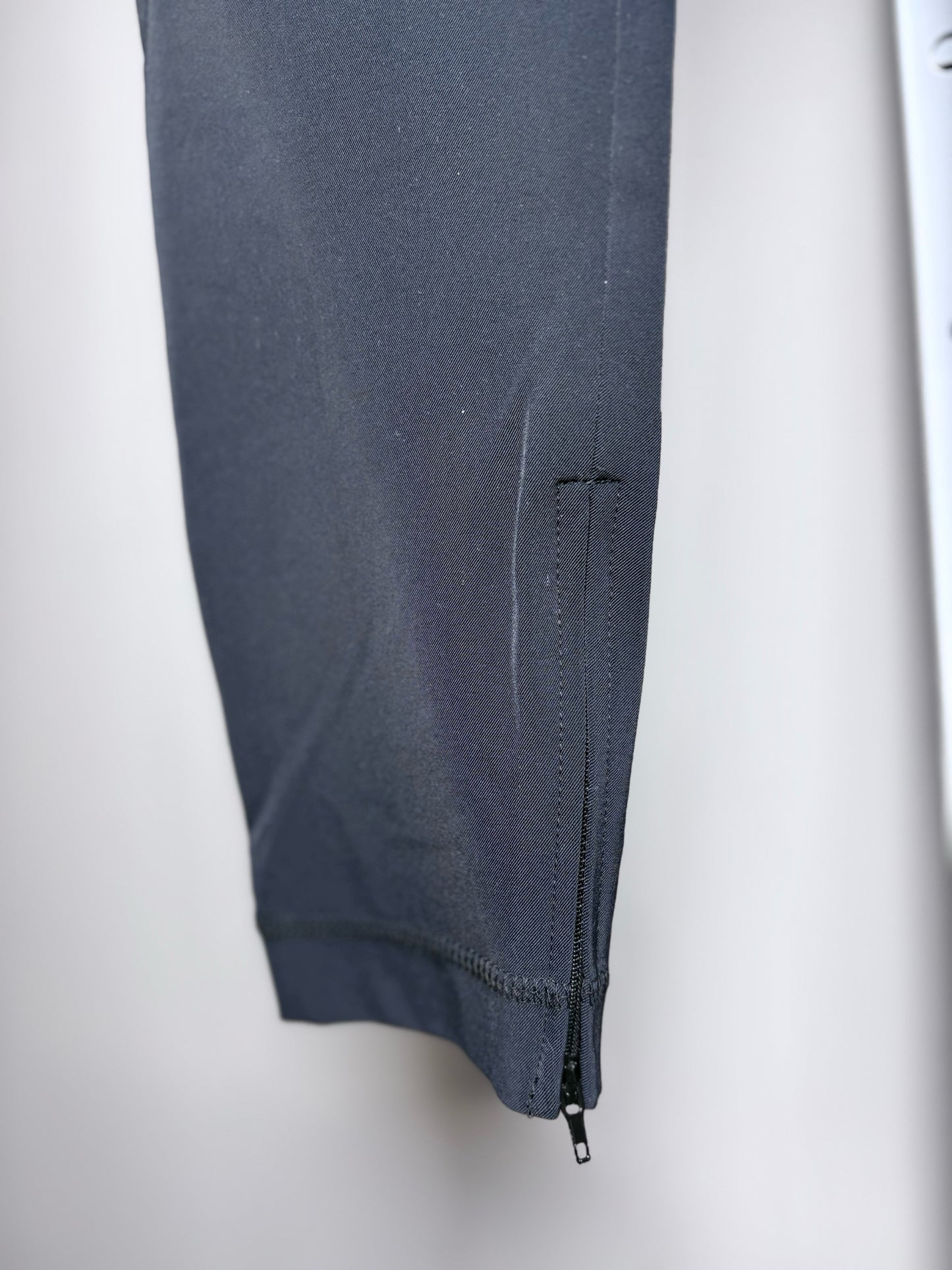 Women Size S Issey Miyake Black Tapered Leg Zipper Ankle Pants
