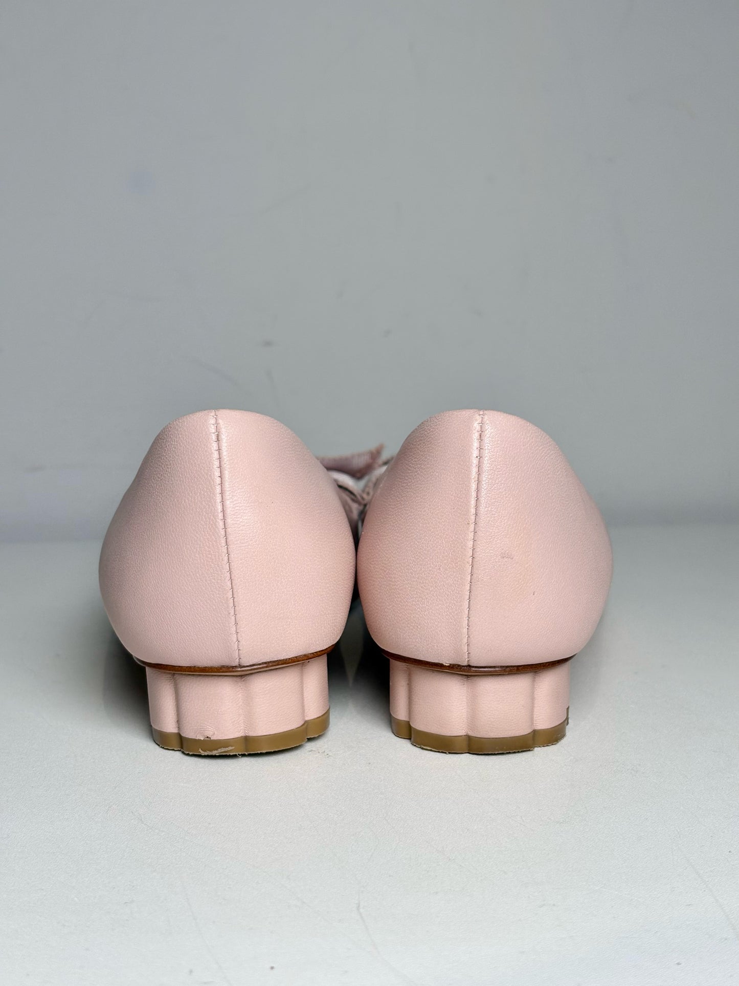 W Shoe Size 7.5 Salvatore Ferragamo Light Pink Leather Scallop Pre-owned Pump