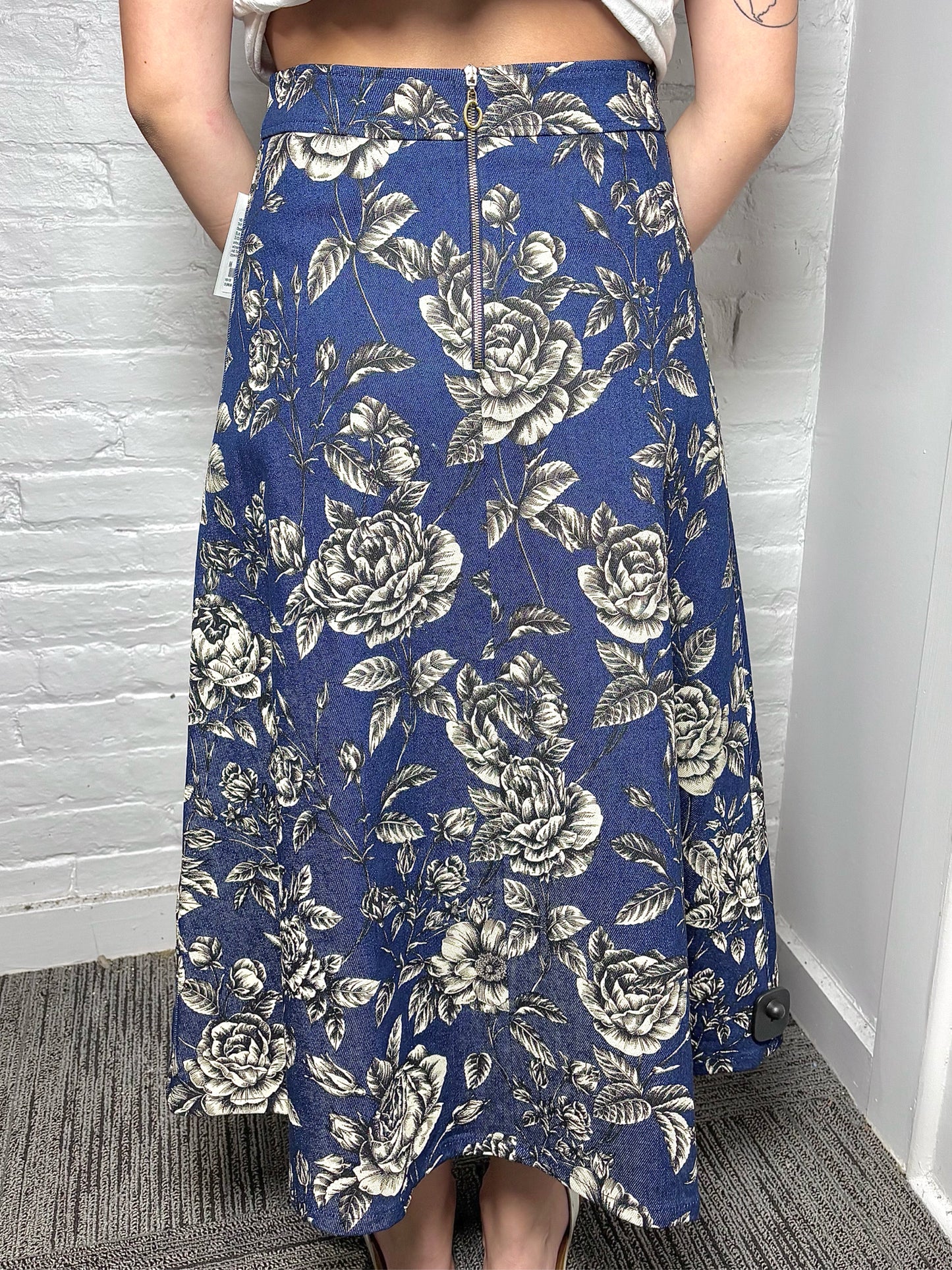 Women Size M Oscar de la Renta Blue Rose Print Pre-owned Midi Denim Skirt