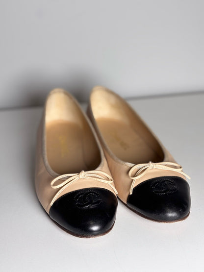 W Shoe Size 40.5 (10) Chanel Ballerrines Beige, Black Lambskin Pre-owned Flats