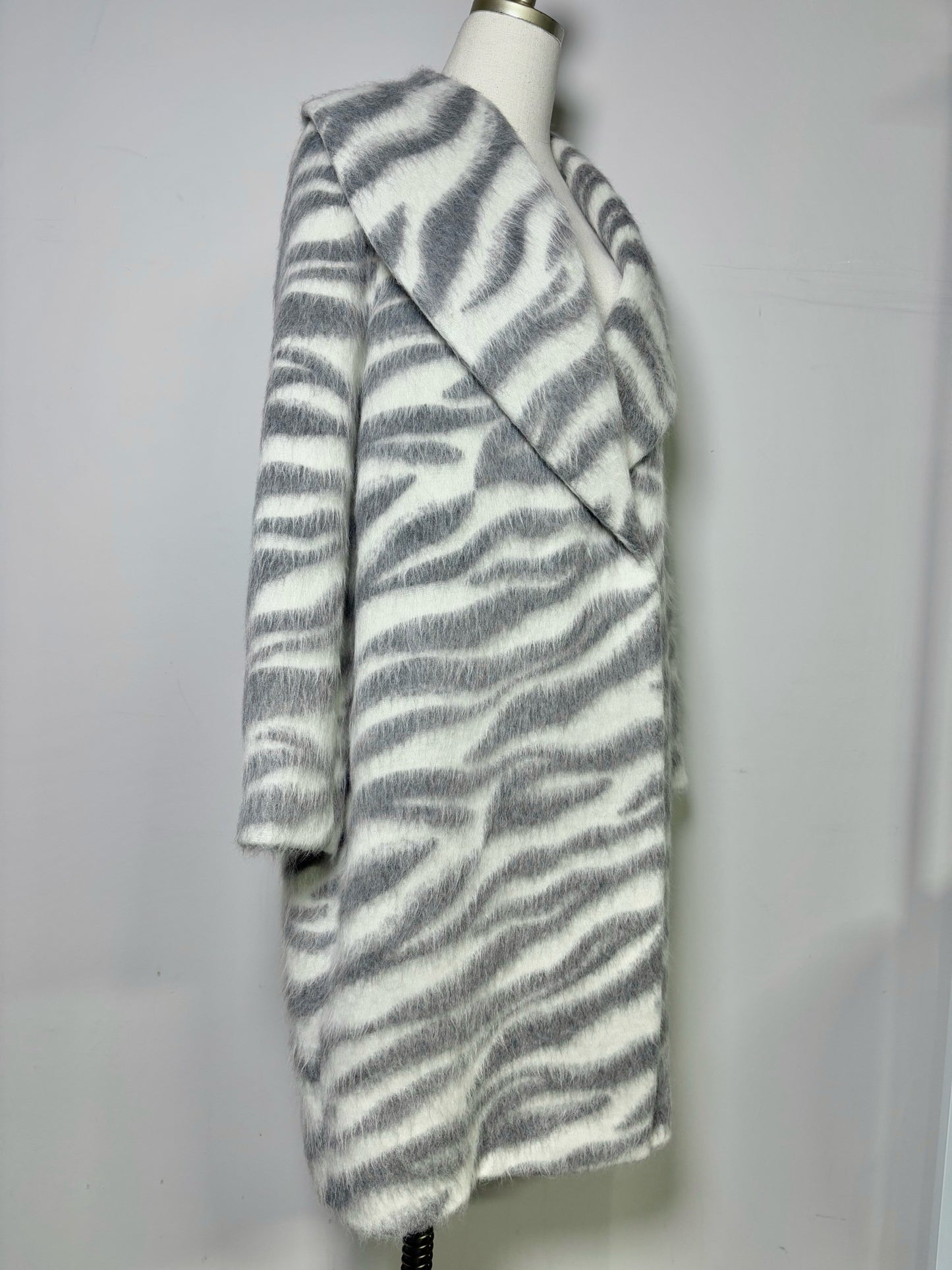Women Size 10 Peserico White Zebra 50% Wool 49% Alpca 1% Nylon Coat