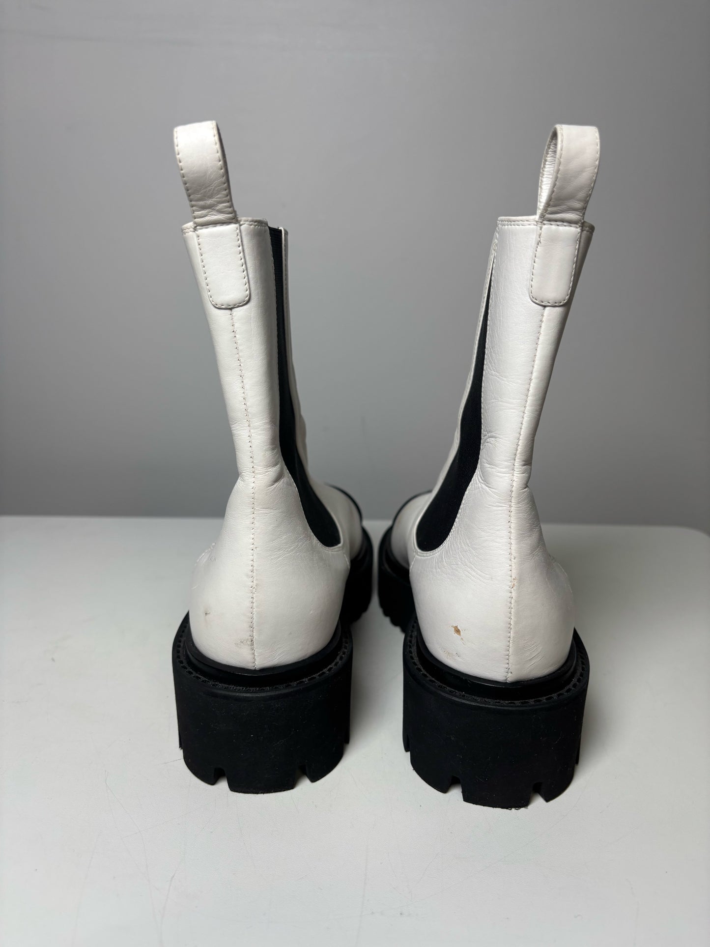 W Shoe Size 40 (10, US) Chanel White & Black Leather Calf Skin Boots