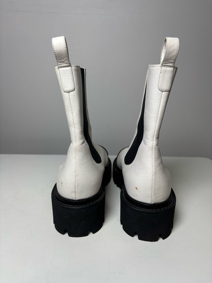 W Shoe Size 40 (10, US) Chanel White & Black Leather Calf Skin Boots