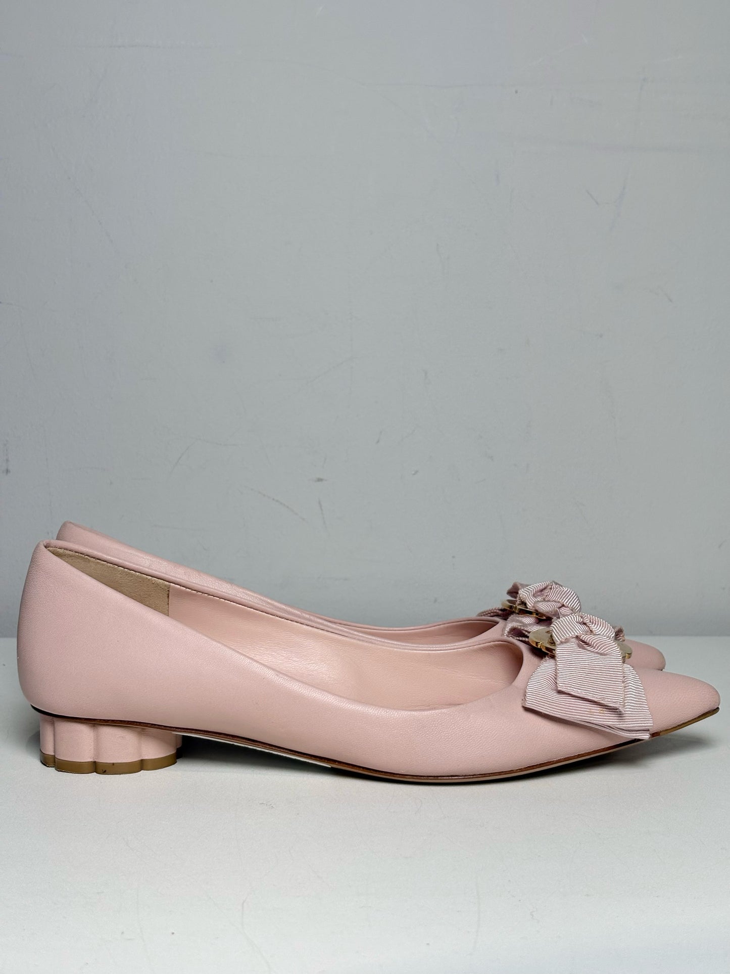 W Shoe Size 7.5 Salvatore Ferragamo Light Pink Leather Scallop Pre-owned Pump