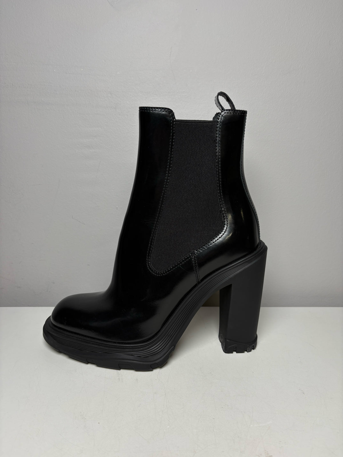 Women's Size 38 Alexander McQueen Tread Heeled Chelsea Black Calfskin Leather NWOT Pre-Owned Boots