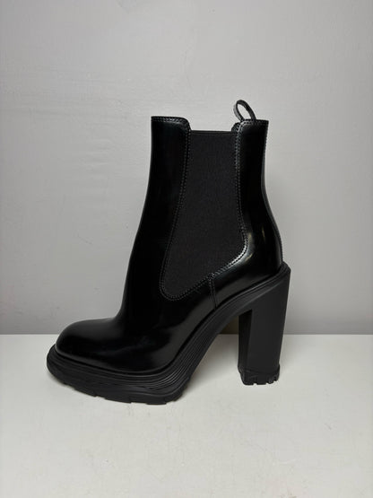 Women's Size 38 Alexander McQueen Tread Heeled Chelsea Black Calfskin Leather NWOT Pre-Owned Boots