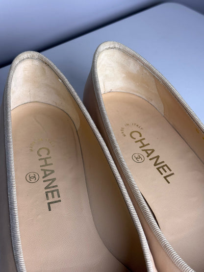 W Shoe Size 40.5 (10) Chanel Ballerrines Beige, Black Lambskin Pre-owned Flats