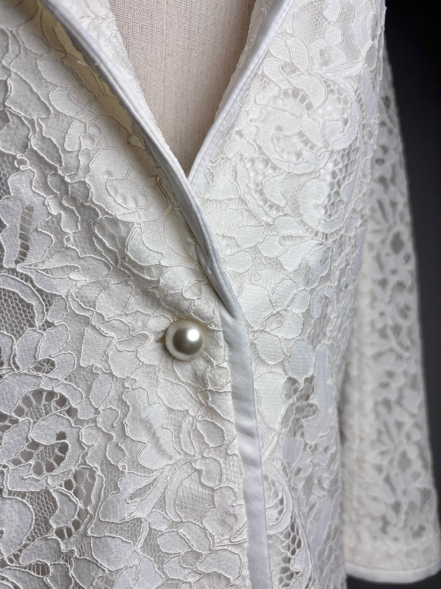 Women Size 0 Alice + Olivia Cream Lace Nylon Pearl Button Pre-owned Blazer