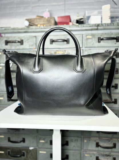 Givenchy Solid Leather Black Calfskin Antigona Large Tote