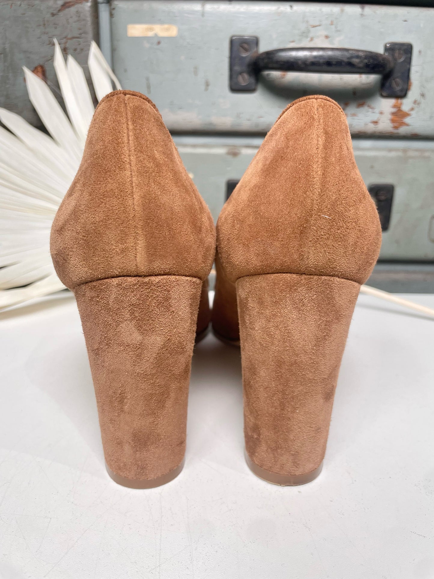 W Shoe Size 39 (8.5 US) Manolo Blahnik Brown Suede Heels