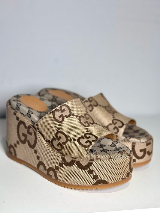W Shoe Size 39 Gucci GG Beige, Brown Canvas Women's Pre-owned Wedge Slides