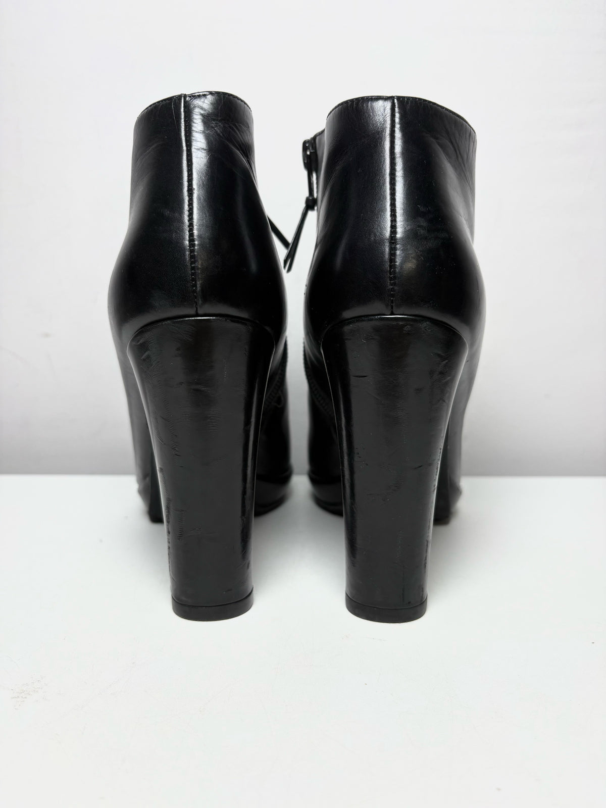 Women's Shoe Size 7 Stuart Weitzman Black Leather Pre-Owned Ankle Bootie Heels