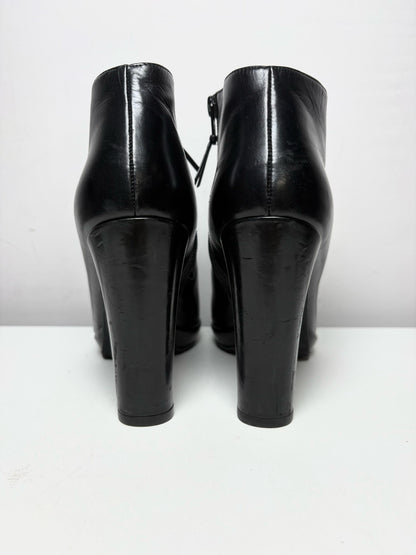 Women's Shoe Size 7 Stuart Weitzman Black Leather Pre-Owned Ankle Bootie Heels