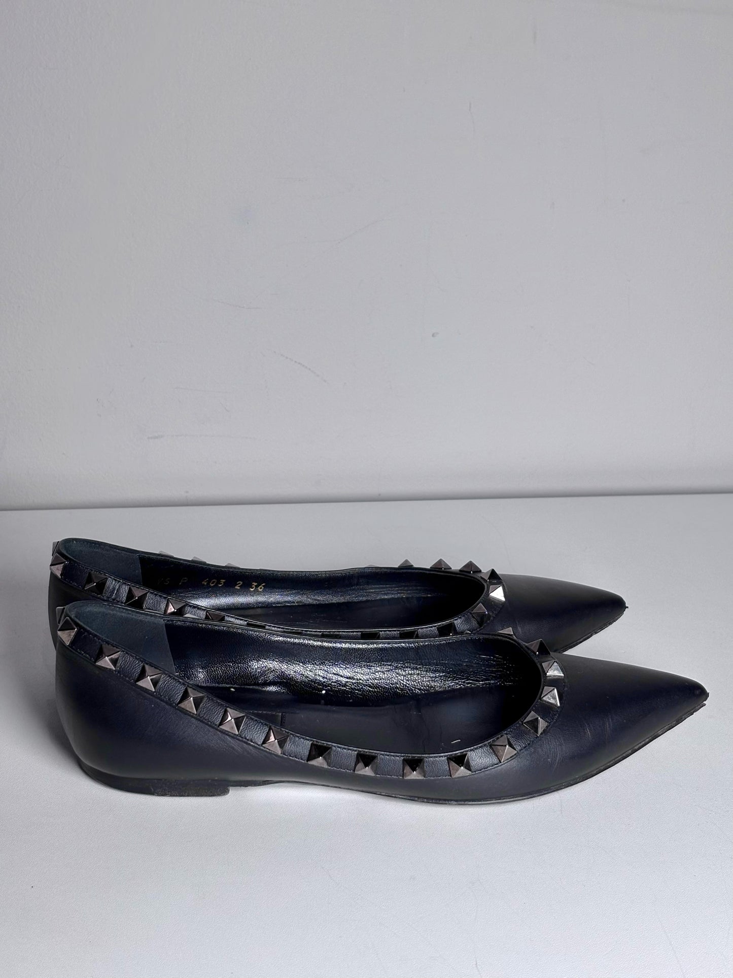 W Shoe Size 36 (6, US) Valentino Garavani Black Leather Rockstud Pre-owned Flats