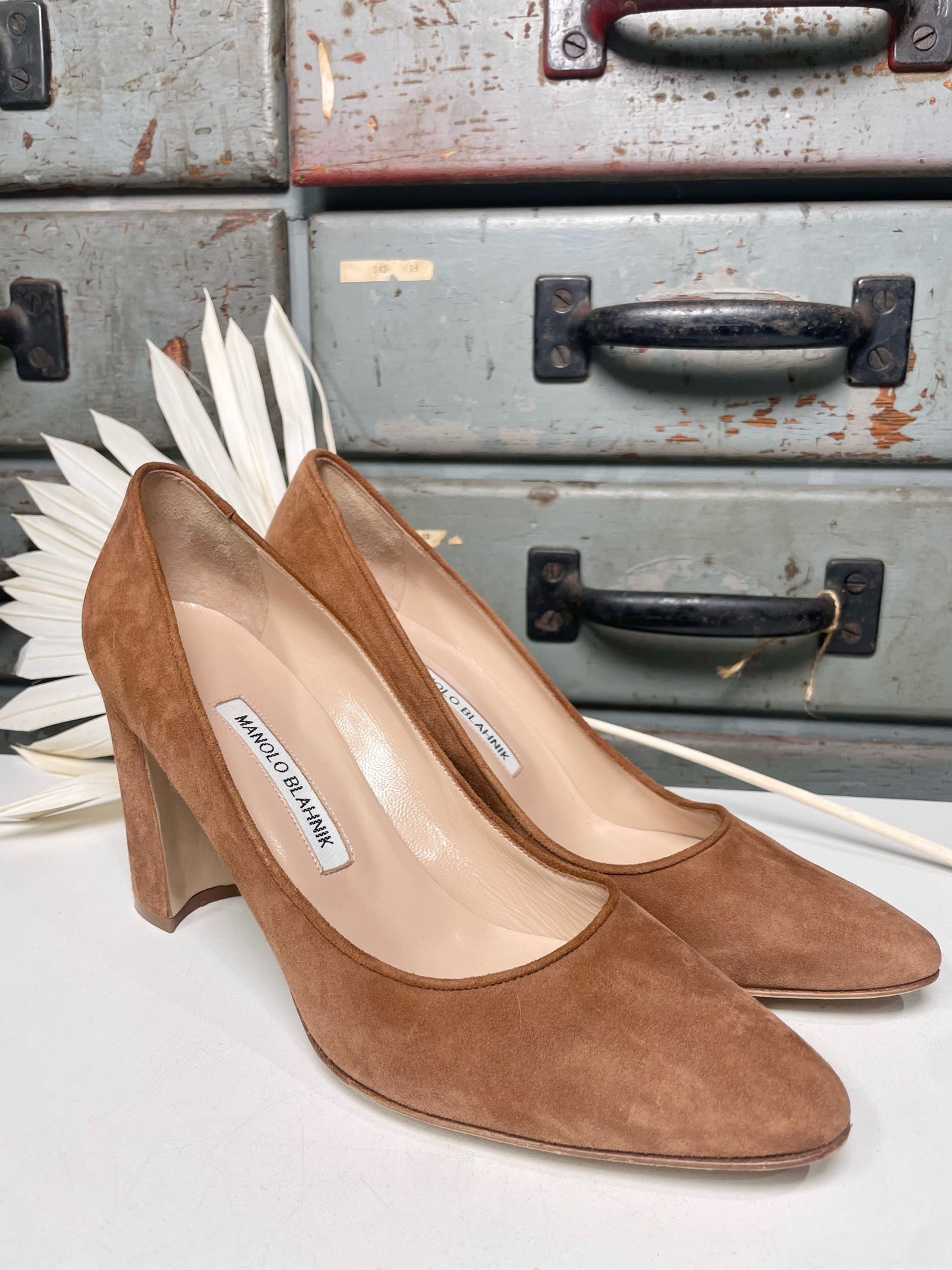 W Shoe Size 39 (8.5 US) Manolo Blahnik Brown Suede Heels
