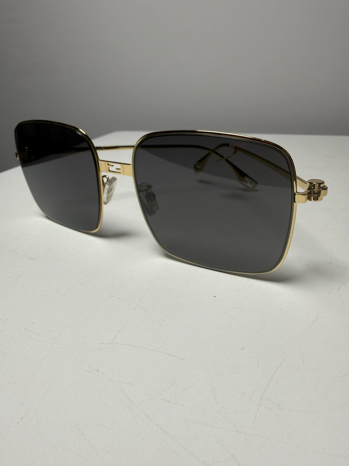 Fendi Baguette FE40123U Women's Pre-owned Gold Metal Rectangle Sunglasses