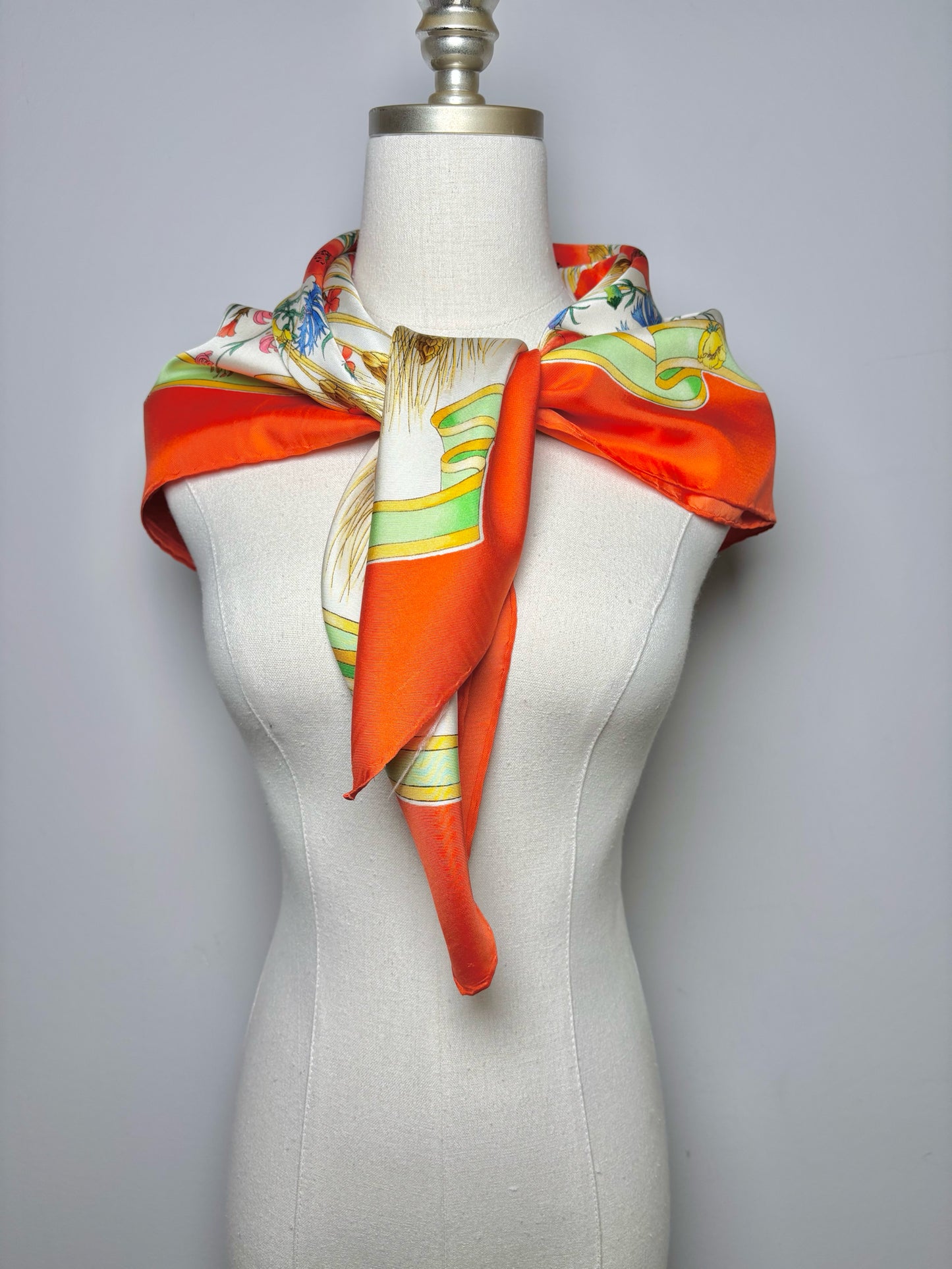 Gucci Floral Printed Hand-rolled 33 x 33 Vintage Silk Scarf