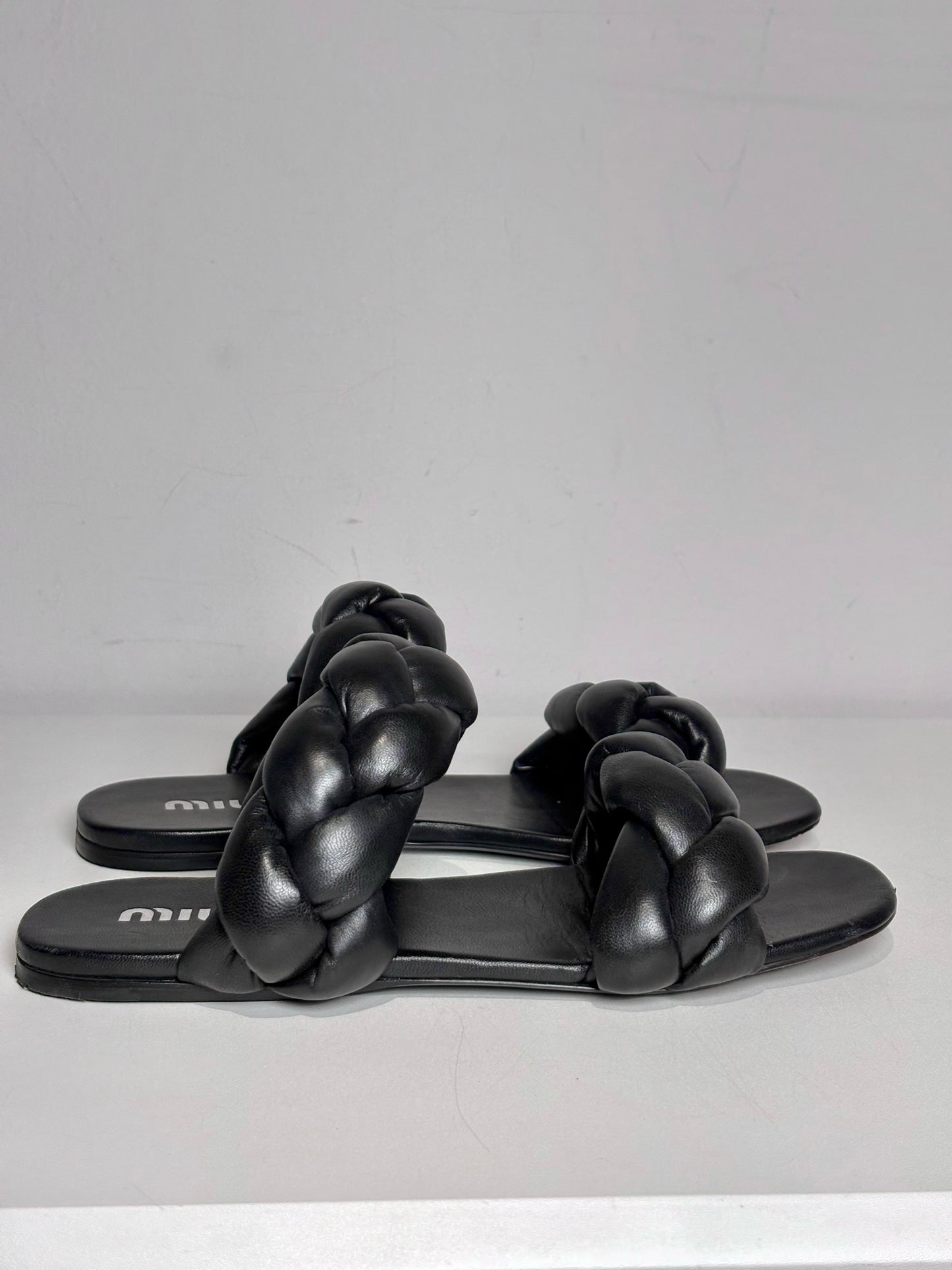 W Shoe Size 38 (8 US) Miu Miu Black Leather Women's Pre-owned Sandals