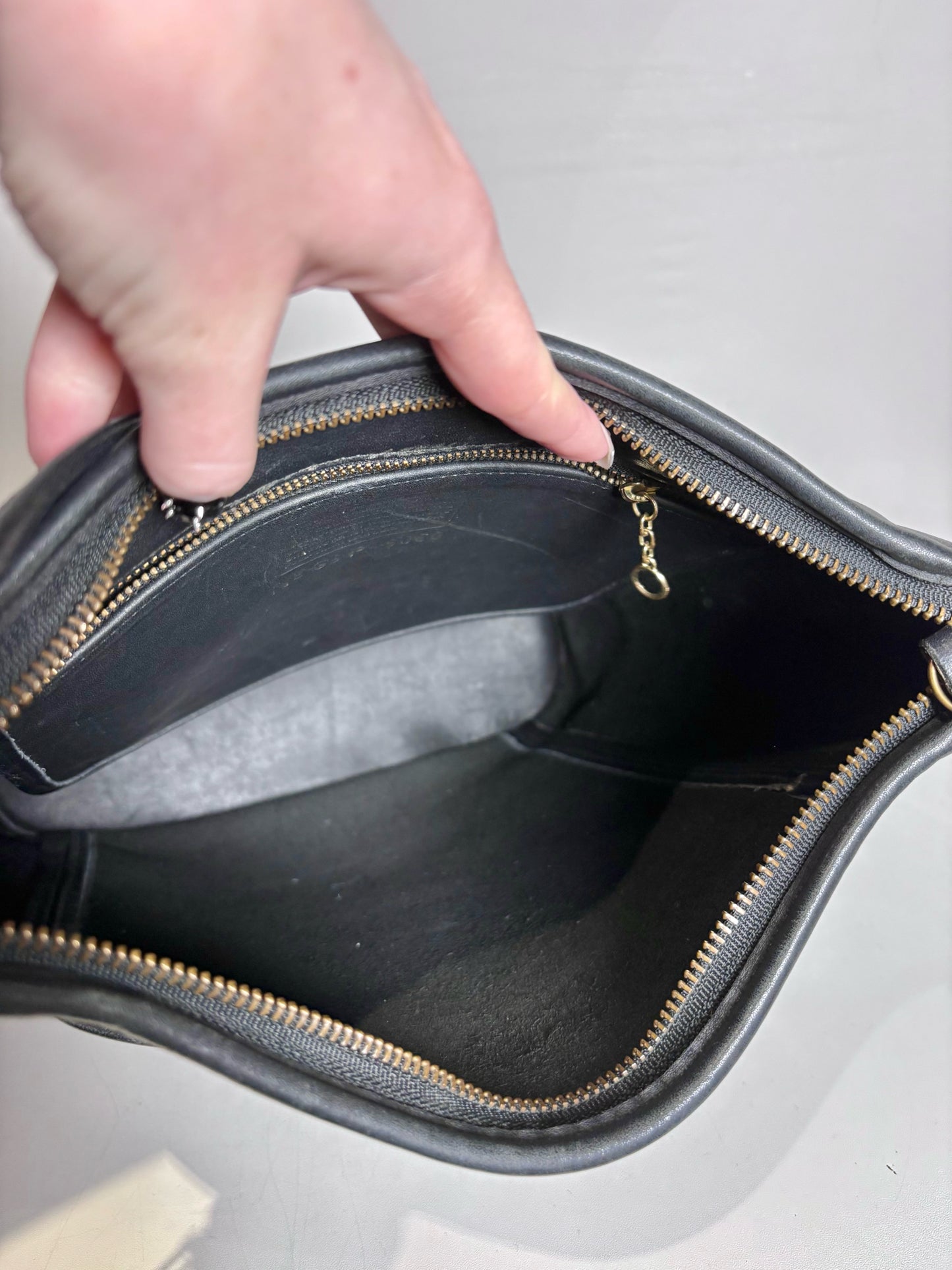 Coach Solid Vintage Leather Pre-owned Black Leather Medium Purse