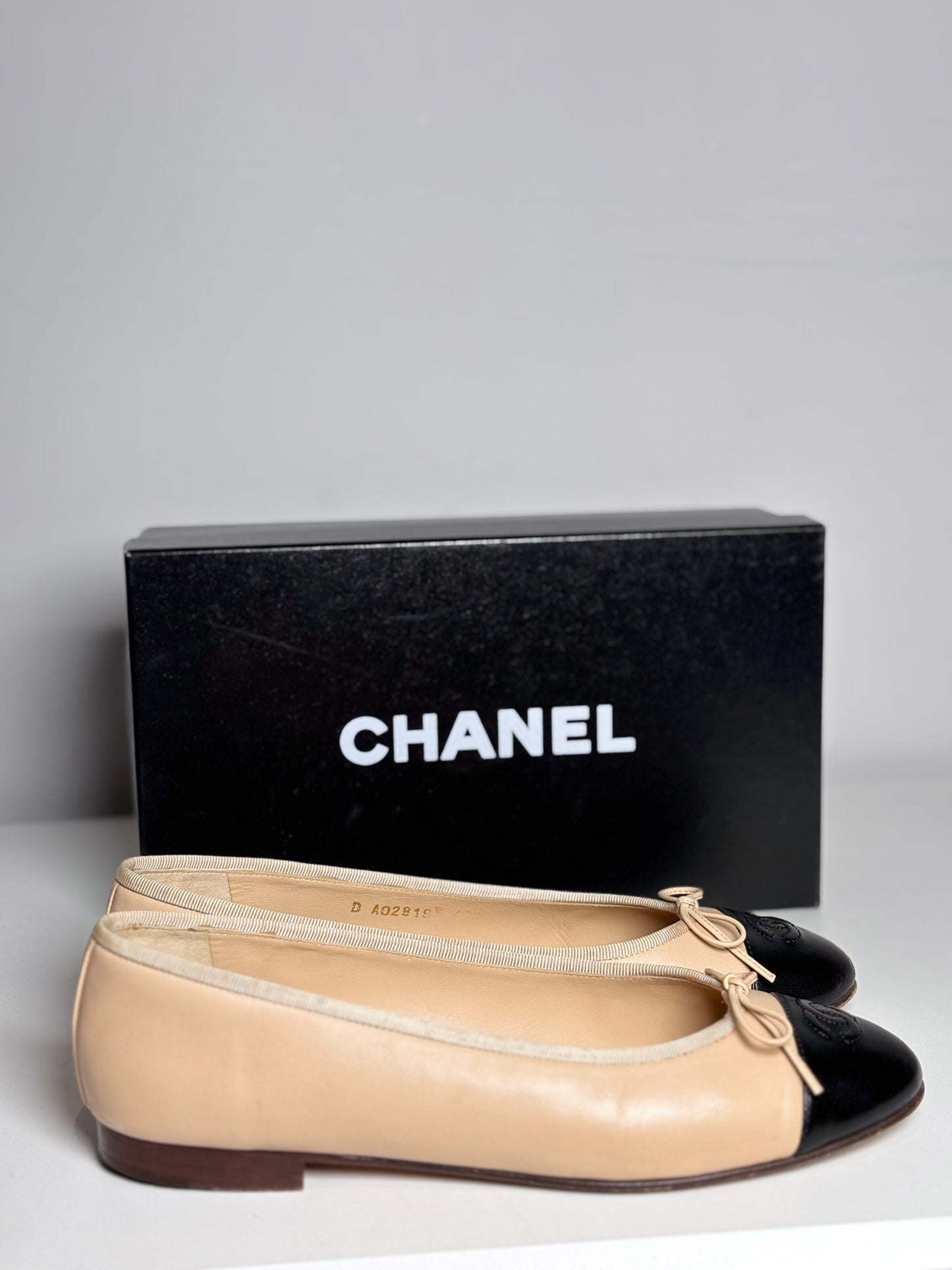 W Shoe Size 40.5 (10) Chanel Ballerrines Beige, Black Lambskin Pre-owned Flats