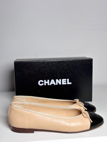 W Shoe Size 40.5 (10) Chanel Ballerrines Beige, Black Lambskin Pre-owned Flats