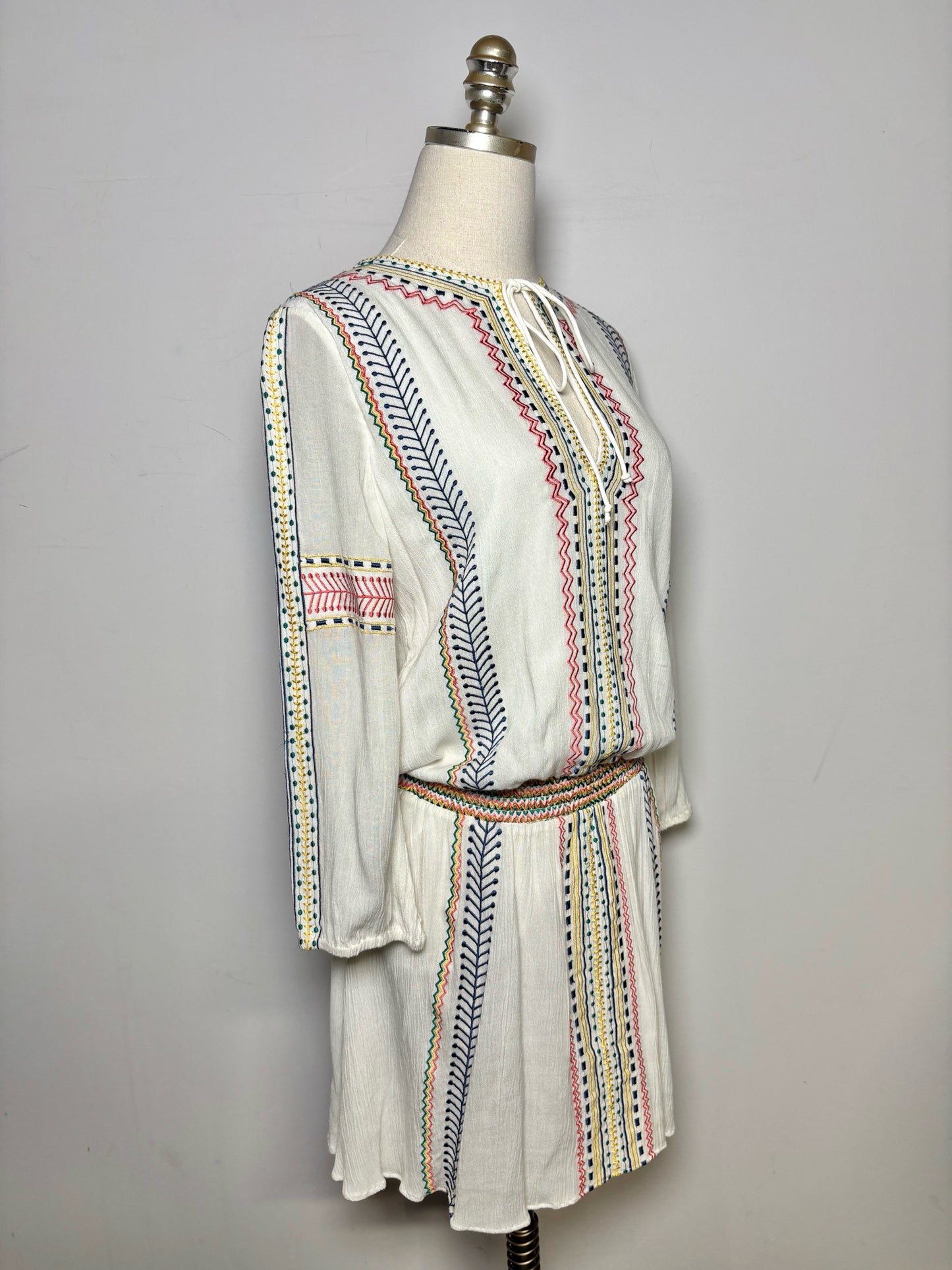 Women Size 6 Alice + Olivia White Embroidered Detail Viscose Dress