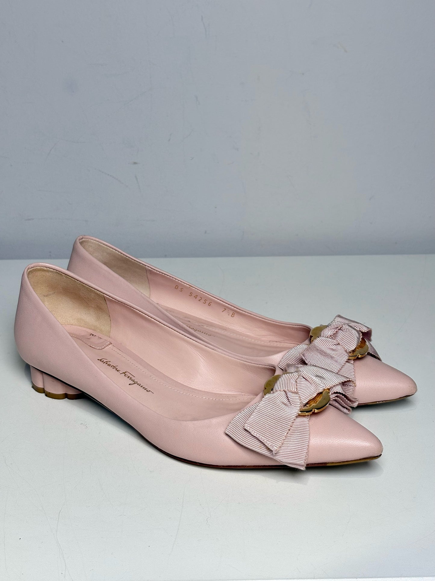W Shoe Size 7.5 Salvatore Ferragamo Light Pink Leather Scallop Pre-owned Pump