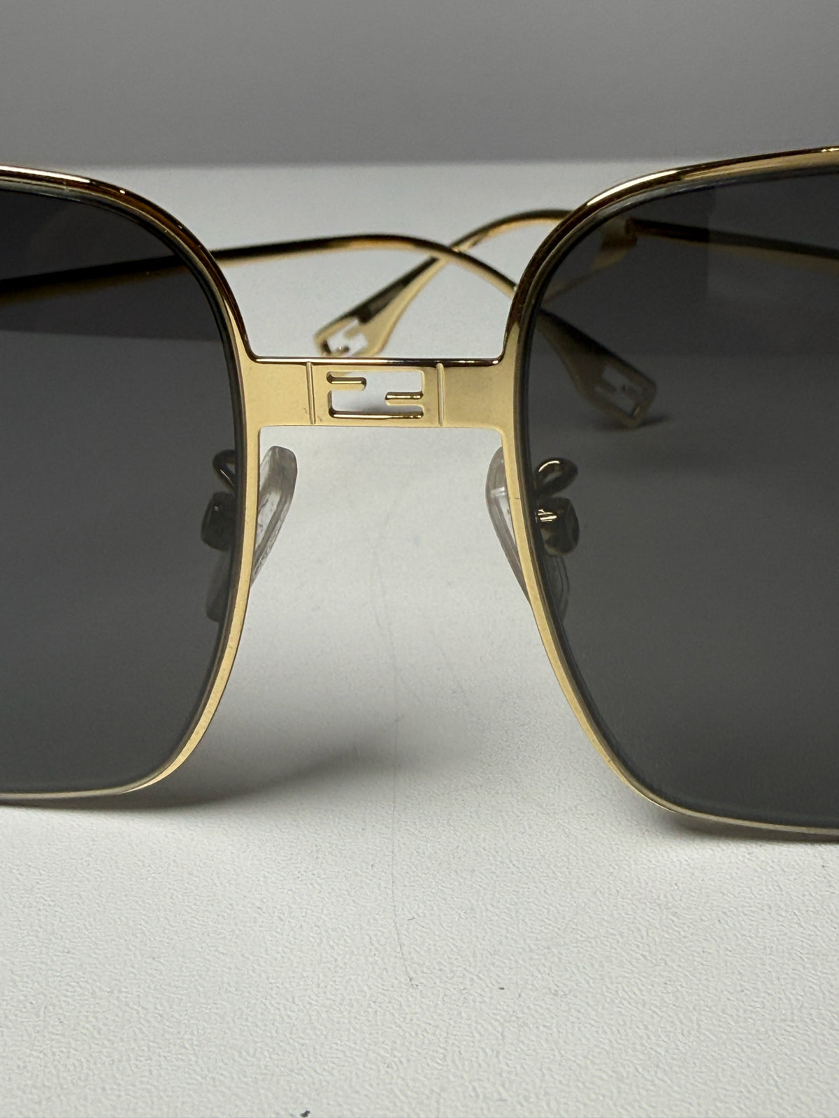 Fendi Baguette FE40123U Women's Pre-owned Gold Metal Rectangle Sunglasses