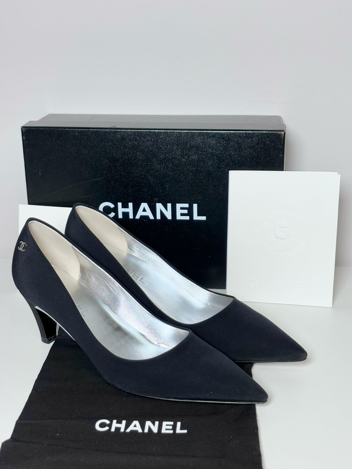 W Shoe Size 39 (8 - 8.5) Chanel Black Crepe Silk Pumps
