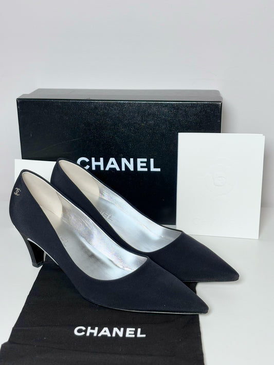 W Shoe Size 39 (8 - 8.5) Chanel Black Crepe Silk Pumps