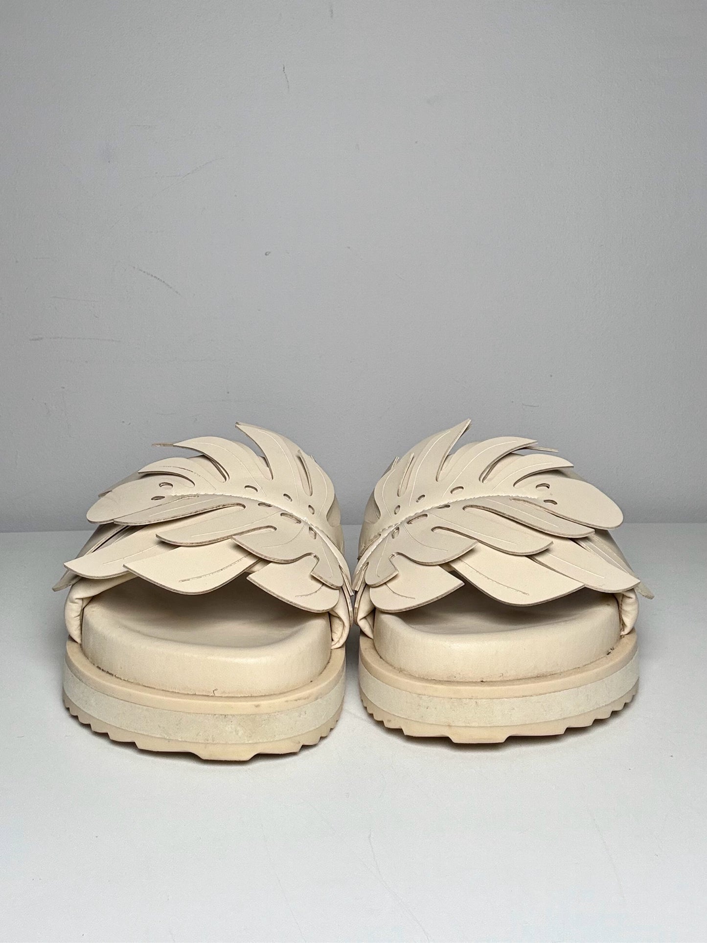 W Shoe Size 8 Farm Rio Ivory Vegan Leather Pre-owned Slip-ons
