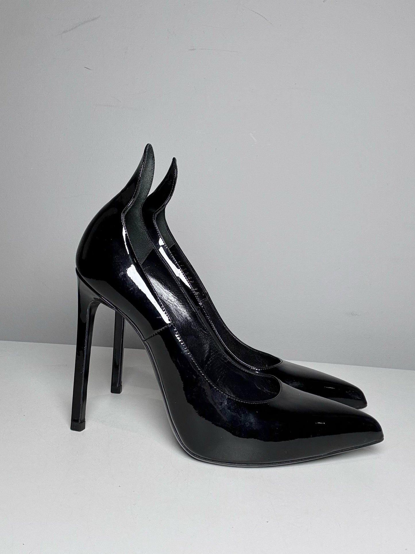 W Shoe Size 36 (6, US) Saint Laurent Thorn Black Leather Patent Pre-owned Heels