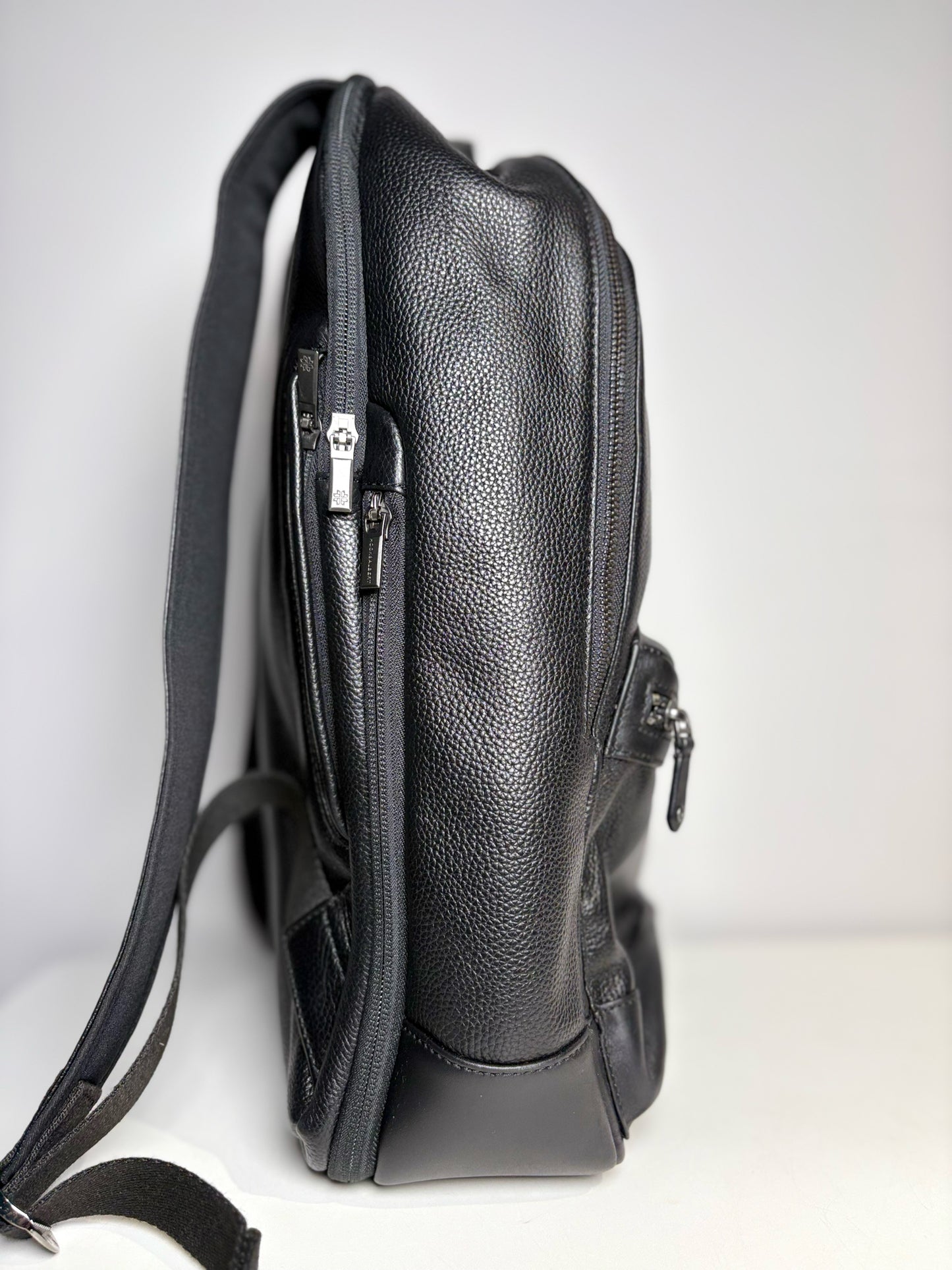 Hook & Albert Black Leather Men's Backpack