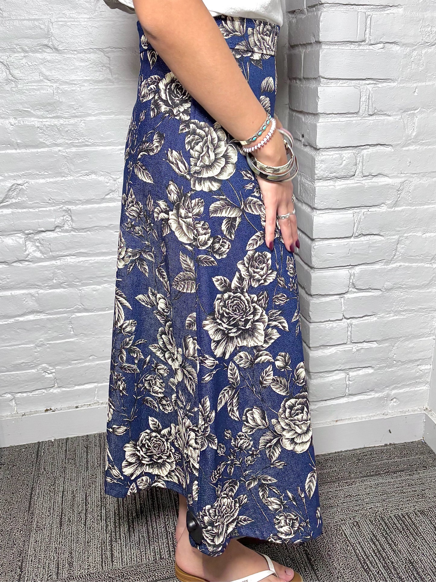 Women Size M Oscar de la Renta Blue Rose Print Pre-owned Midi Denim Skirt