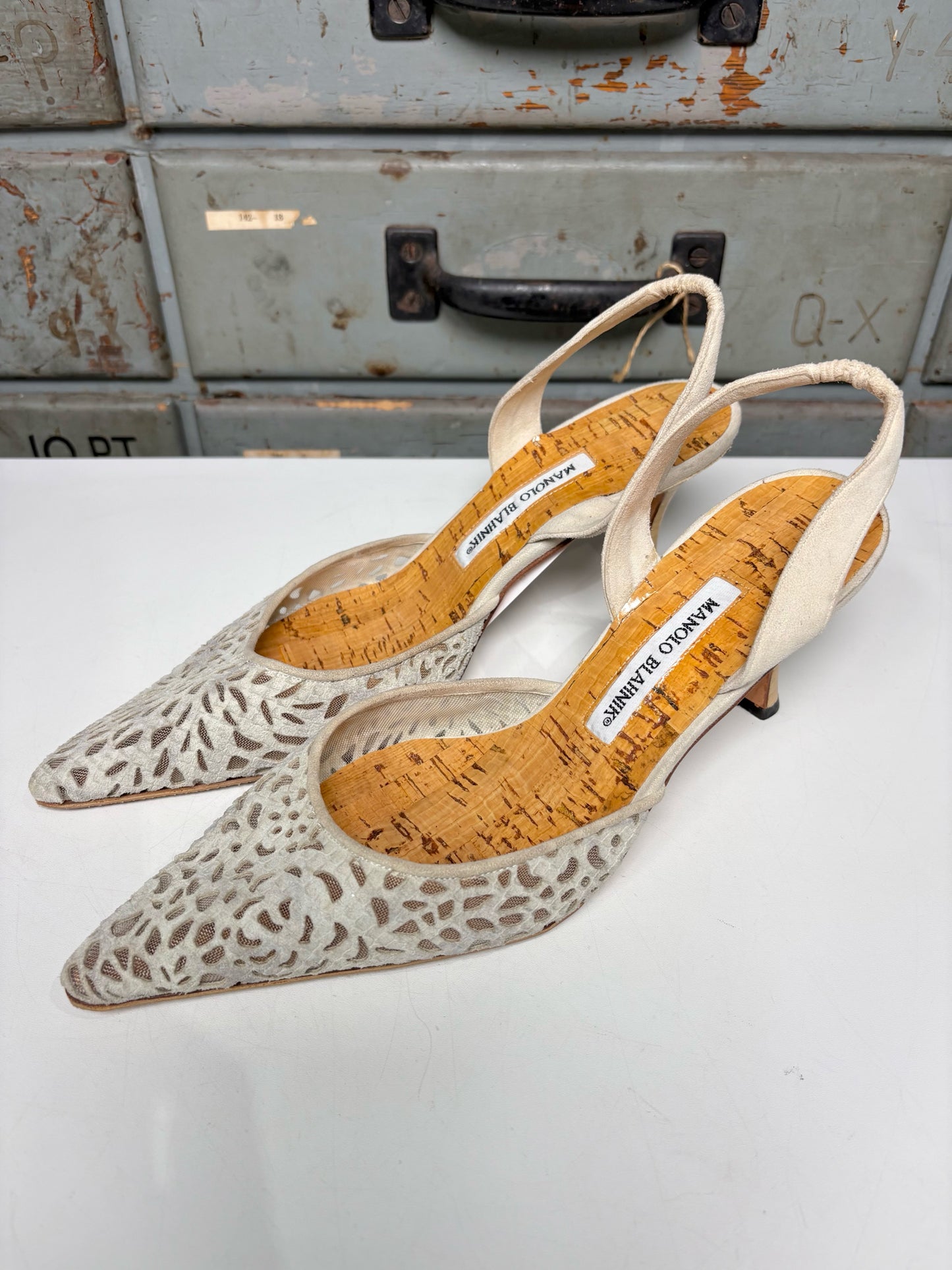 W Shoe Size 40 (10, US) Manolo Blahnik Cream Suede Vintage Slingbacks
