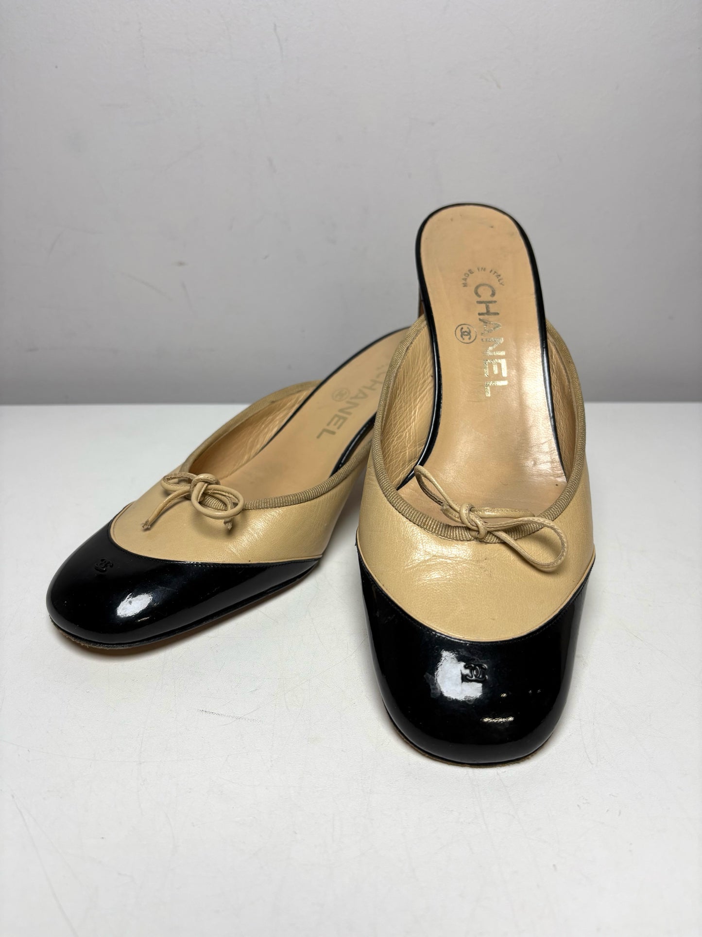 W Shoe Size 38.5 Chanel Tan Black Toe Combo Leather Vintage Mules