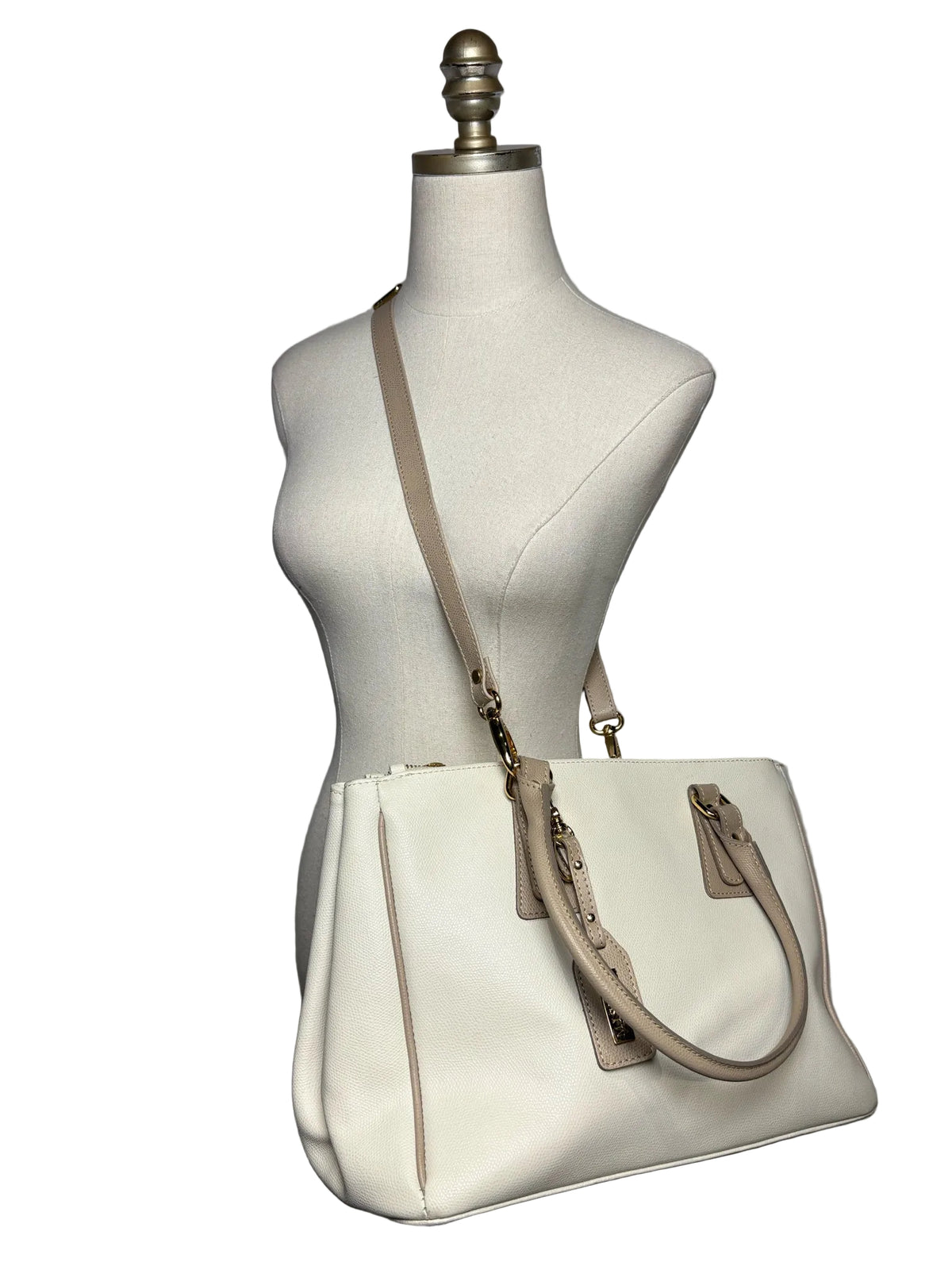 Mannequin wearing a cream Misuri purse with light brown accents