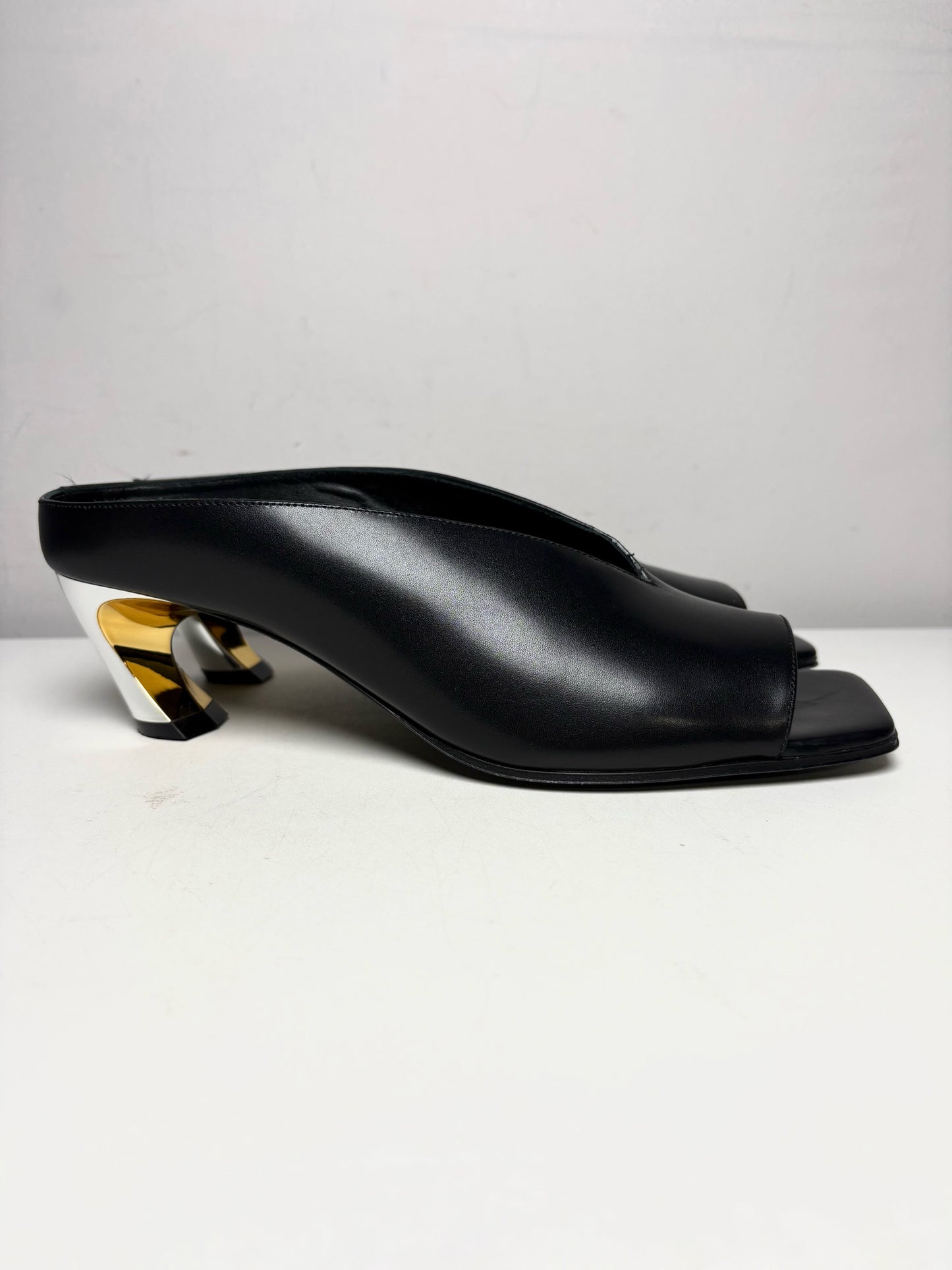 Women's Shoe Size 39 Alexander McQueen Armadillo 55 Black Leather Pre-Owned Mule Kitten Heels