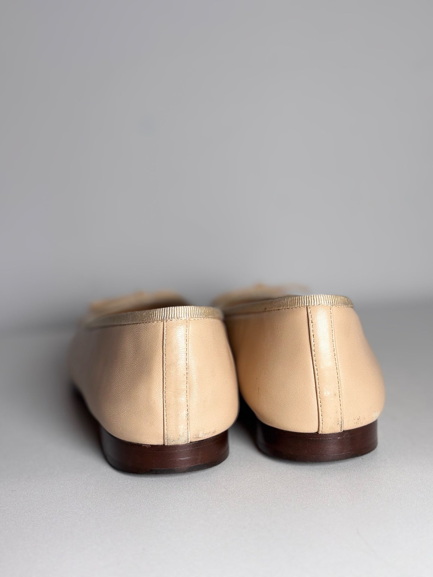 W Shoe Size 40.5 (10) Chanel Ballerrines Beige, Black Lambskin Pre-owned Flats