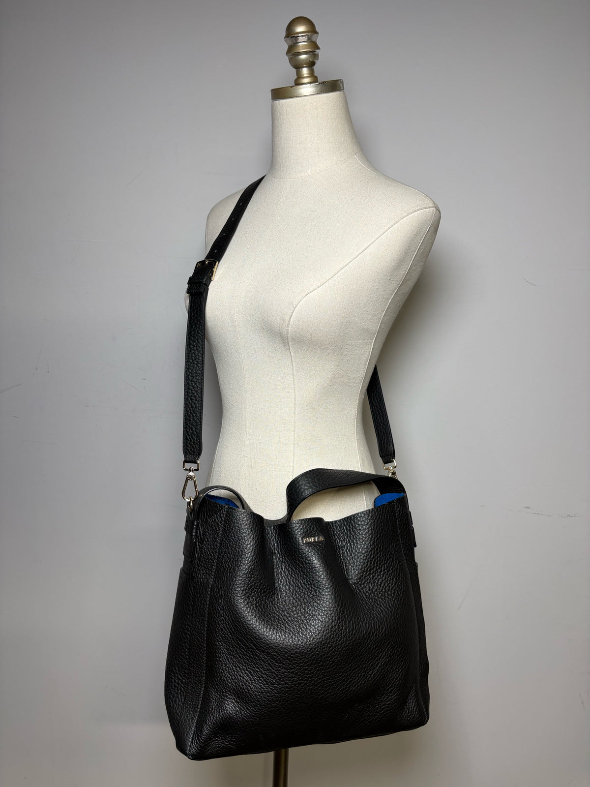 Women's Furla Capriccio Medium Black Pebbled Leather Pre-Owned Shoulder Crossbody Bag
