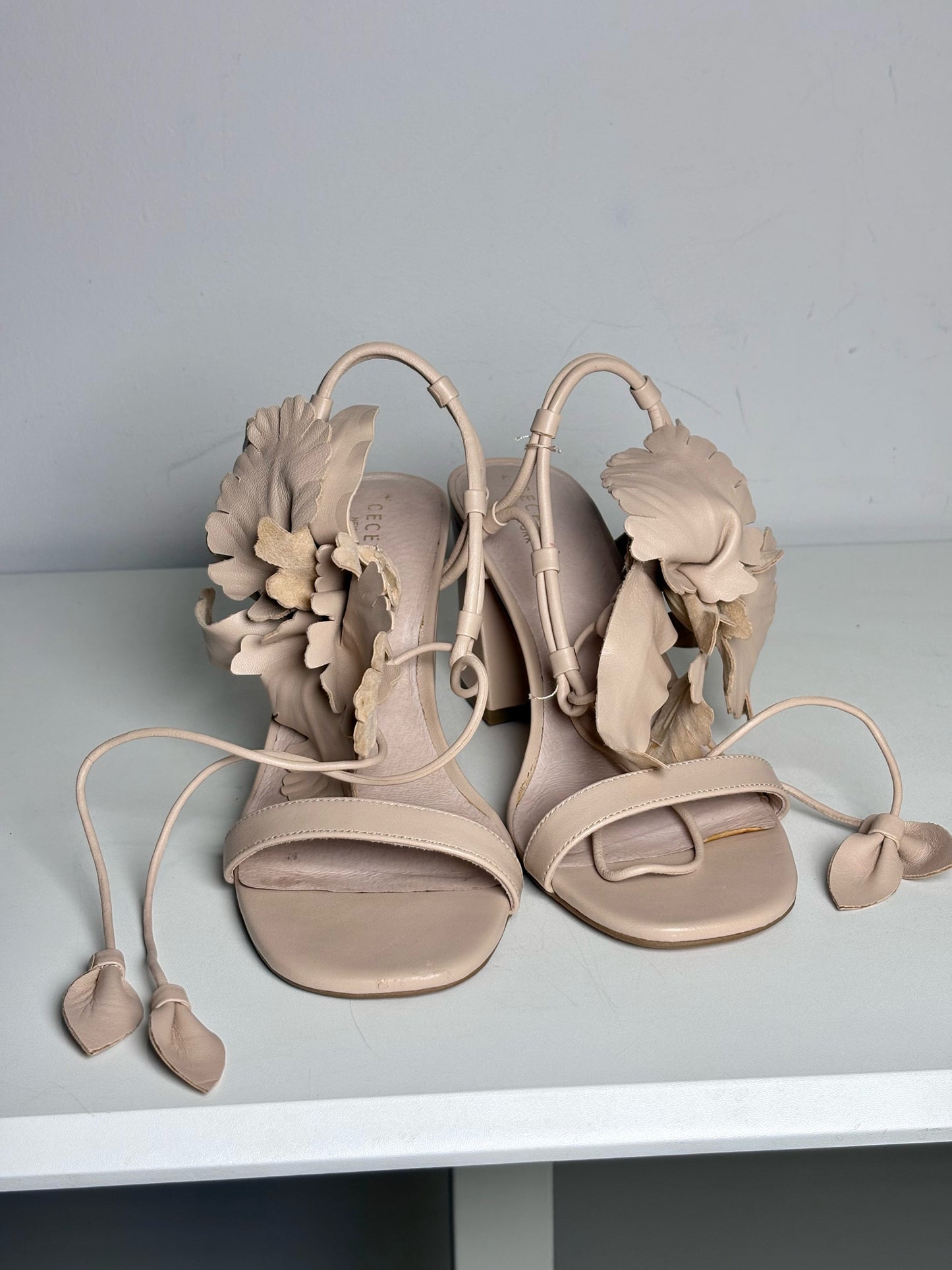 W Shoe  9.5 Cecelia Hibiscus  Nude Leather Pre-owned Heels