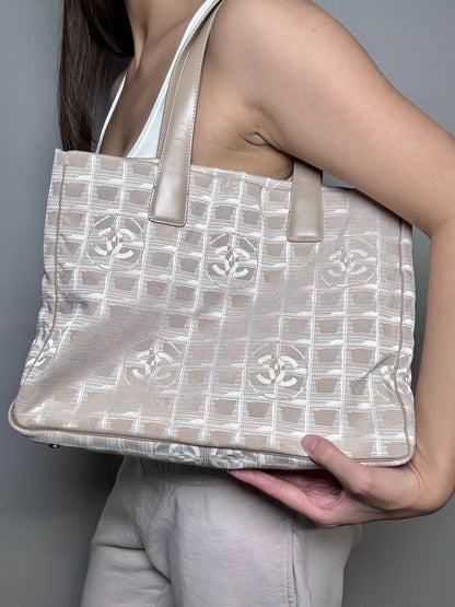 Chanel Jacquard, Monogram Vintage Nylon Canvas Pre-owned Cream Medium Purse