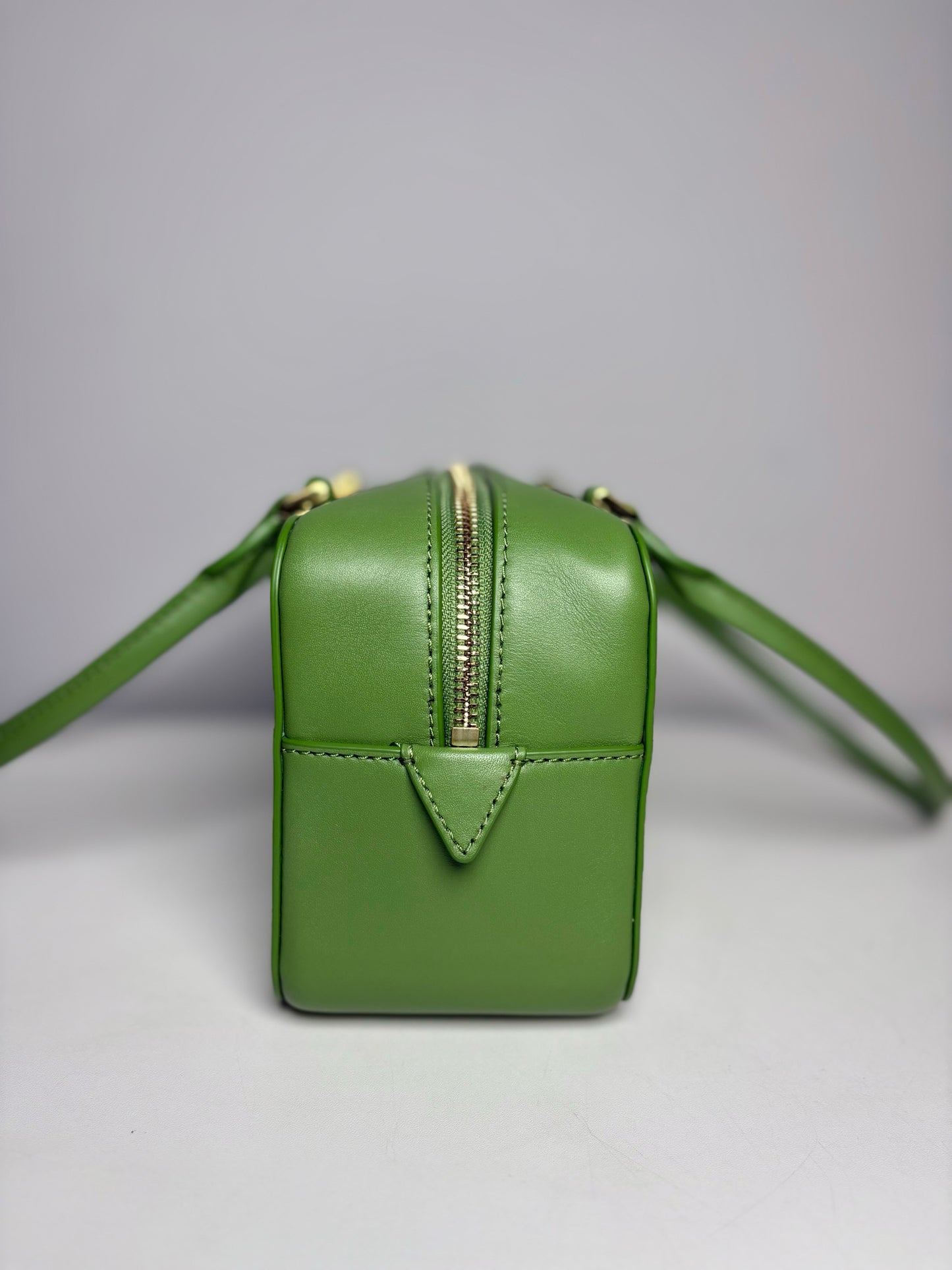 Veronica Beard Boxy Shoulder Leather Pre-owned, NWOT Lemongrass Green Bag