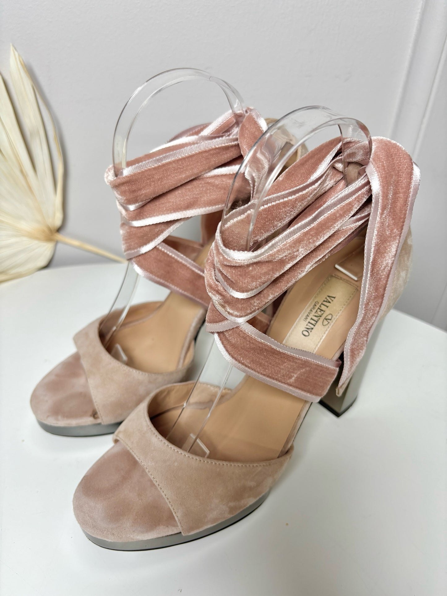 W Shoe Size 39 (8.5 US) Valentino Garavani Pink Suede Pre-owned Heels